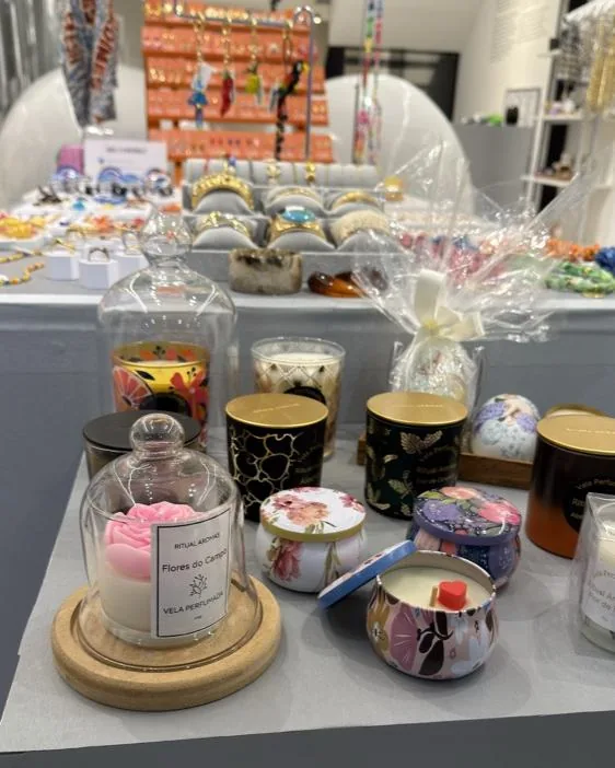 Velas em redomas de vidro na estante