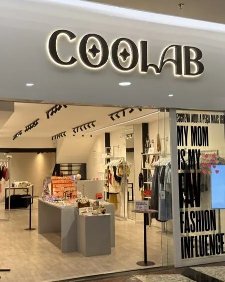 Vitrine do Coolab vista do corredor do shopping