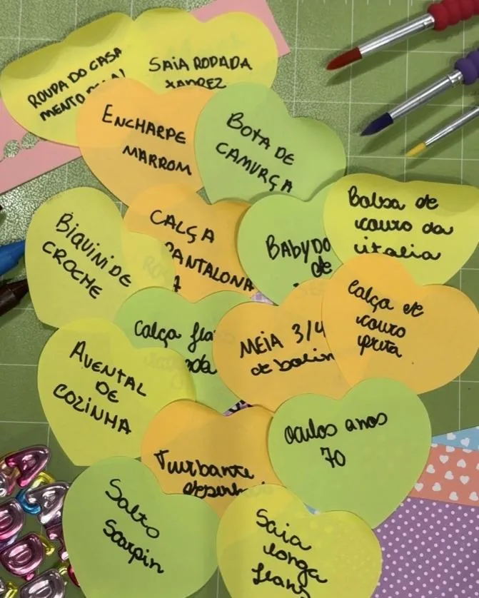 Painel de post-its com desejos escritos pelos clientes